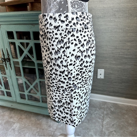 LOFT Black & White Animal Print Mini Skirt Size Small (P) - Picture 4 of 12